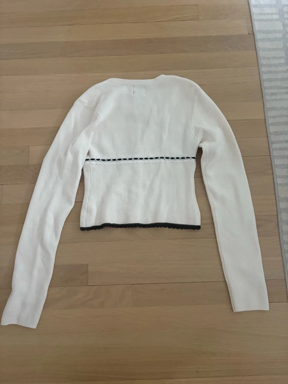 With Jean, Cropped White Ribbed Button-Up Cardigan with Black Trim - Picture 4 of 4